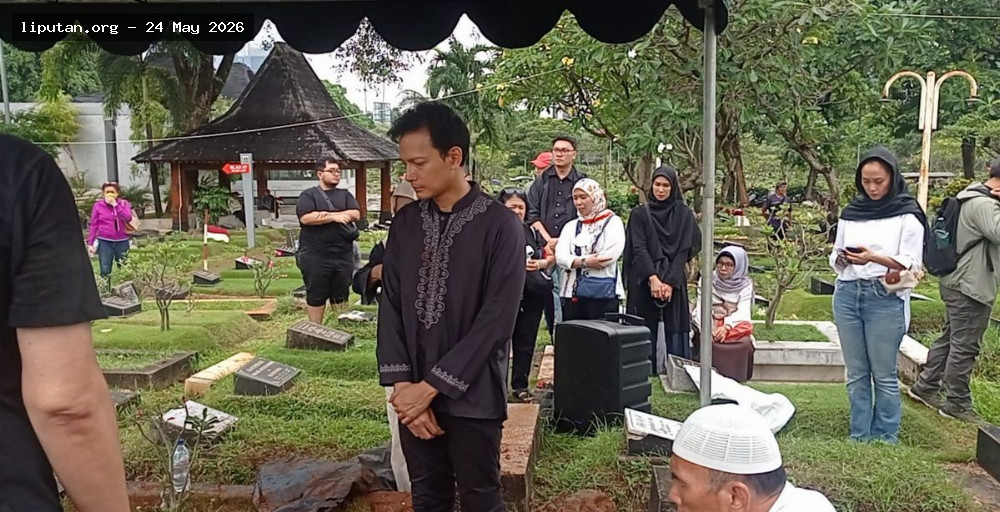 Fedi Nuril Antar Ibunda ke Peristirahatan Terakhir