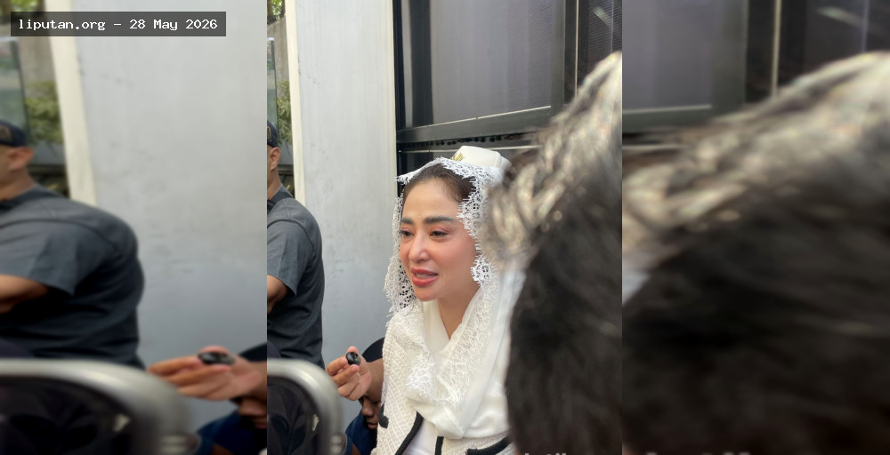 Dewi Perssik Pulang Naik Helikopter Demi Kurban